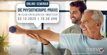 Trainer unterstützt älteren Mann bei einer Armübung mit kleiner Hantel; eingeblendete Infos zum DSSV-Online-Seminar 'Die Physiotherapie-Praxis im Club erfolgreich umsetzen' am 3. Dezember 2025 um 10:30 Uhr.