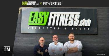 Drei Männer stehen mit verschränkten Armen vor einer dunklen Backsteinwand unter dem großen Schriftzug „EASYFITNESS.club – Lifestyle & Sport“. Am oberen Bildrand sind die Logos von EASYFITNESS.club und FITVERTISE zu sehen.