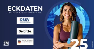 Die Aufschrift 'Eckdaten der deutschen Fitnesswirtschaft 2025“ prangt oben links in weißen Lettern auf dunkelblauem Grund. Mittig darunter auf der linken Bildhälfte stehen die Logos der beteiligten Institutionen: DSSV, Deloitte und Deutsche Hochschule für Prävention und Gesundheitsmanagement. Rechts ist eine sportliche, lächelnde Frau in Sportkleidung zu sehen, die eine Yogamatte hält. Im Hintergrund sind stilisierte Kreiselemente und eine Trainingsumgebung angedeutet. Unten links befindet sich das fM-Logo.