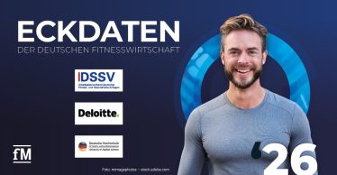 Im Vordergrund rechts eine stehende Person mit grauem Oberteil vor blauem Hintergrund, links daneben Logos von DSSV, Deloitte und DHfPG sowie groß gesetzter Titel zur Eckdatenstudie, zentral angeordnet.