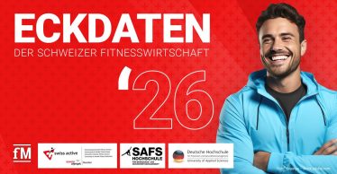 Rotes Hintergrundmotiv mit großem weißen Schriftzug „ECKDATEN DER SCHWEIZER FITNESSWIRTSCHAFT '26“ im linken Bereich, rechts ein lächelnder Mann in blauer Sportjacke mit verschränkten Armen, unten Logos von fM, swiss active, SAFS Hochschule und DHfPG.
