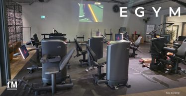 EGYM-Trainingsgeräte stehen auf einer dunklen Trainingsfläche