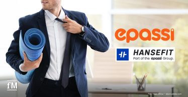 Mann im Anzug mit Sportmatte neben den Logos von Epassi und Hansefit.