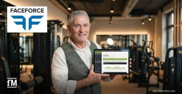 Auf Augenhöhe im Vordergrund eines Fitnessstudios hält ein grauhaariger Mann ein Tablet mit Diagrammen und Menüleiste in beiden Händen; im Hintergrund stehen mehrere Kraftmaschinen, links oben ist das FACEFORCE-Logo eingeblendet, links unten das fM-Logo, rechts unten der Fotocredit.