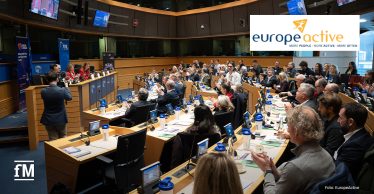 Teilnehmende einer internationalen Fachkonferenz im Plenarsaal diskutieren beim EuropeActive Exercise for Health Summit