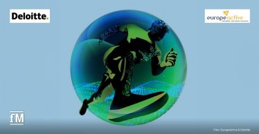 Hellblauer Hintergrund im Querformat. Oben links ein weißes Rechteck mit dem schwarzen Deloitte-Logo und grünem Punkt, oben rechts ein weißes Rechteck mit dem EuropeActive-Logo und dem kleinen Schriftzug „MORE PEOPLE | MORE ACTIVE | MORE OFTEN“. In der Mitte eine große blau-grüne Kugel mit der schwarzen Silhouette einer laufenden Person und erhobenem Daumen, darin und darunter blaue und grüne Wellenlinien und binäre Ziffern.