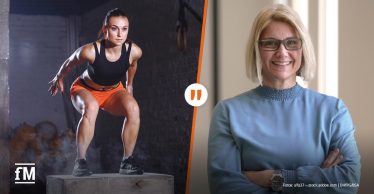 Zweiteilung: Links eine sportliche Frau in Fitnesskleidung springt konzentriert auf eine Holzbox in einem Trainingsraum mit Ziegelwand; rechts Portrait von Nicole Capelan mit blonder Bob-Frisur, Brille und blauer Bluse, die selbstbewusst mit verschränkten Armen dasteht.