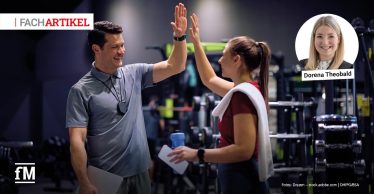 Trainer und Trainierende geben sich auf der Trainingsfläche ein High Five