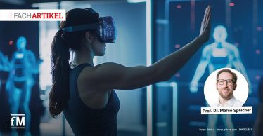 Frau mit VR-Brille streckt den Arm aus und interagiert mit virtuellen Avataren in einer digitalen Trainingsumgebung