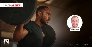Person hebt Langhantel mit Gewichtsscheiben in Fitnessstudio; links Schriftzug „FACHARTIKEL“, rechts rundes Porträt mit Text „Marc Götza“