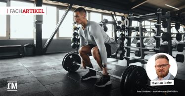 Person beim Kreuzheben im Fitnessstudio, daneben ein Porträt von Bastian Bloier.