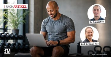 Mann arbeitet im Fitnessstudio am Laptop; rechts zwei Porträtfotos, oben der Schriftzug „FACHARTIKEL“.