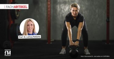 Frau im Vordergrund in leicht vorgebeugter Haltung beim Training mit einer Kettlebell, Fitnessstudio mit Hantelstangen im Hintergrund, links eingeblendetes Porträt mit Text „Prof. Dr. Larissa Kettenis“