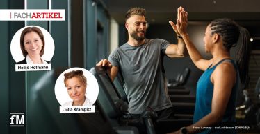 Trainer und Trainierende geben sich im Fitnessstudio ein motivierendes High-Five; daneben Porträts von Heike Hofmann und Julia Krampitz, Autorinnen eines Fachartikels zur mentalen Gesundheit.