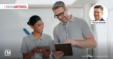 Therapeut und Therapeutin besprechen digitale Inhalte auf Tablets in einer modernen Praxisumgebung