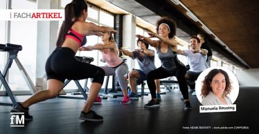 Eine Trainerin leitet eine Gruppe bei Kniebeugen in einem Fitnessstudio an; rechts ist ein Porträt von Manuela Reusing eingeblendet.