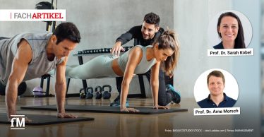 Im Vordergrund zwei trainierende Personen in Liegestützposition auf Matten, mittig ein Trainer mit ausgestreckten Händen zur Korrektur der Haltung, im Hintergrund Hanteln und Fitnessgeräte, rechts zwei Porträtbilder mit den Beschriftungen „Prof. Dr. Sarah Kobel“ und „Prof. Dr. Arne Morsch“.