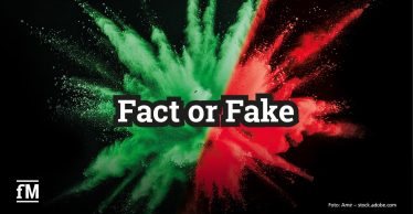 Grün-roter Farbpulver-Explosions-Effekt auf schwarzem Hintergrund mit dem mittig platzierten Schriftzug 'Fact or Fake'.