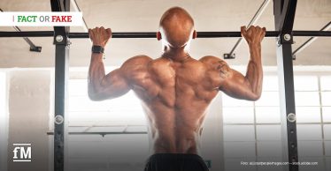 Muskulöser Mann von hinten beim Klimmzug an einer Trainingsstange