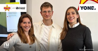Drei Personen stehen nebeneinander vor einer weißen Wand. Rechts oben ist das Logo von YOND, links oben das von FIT STAR abgebildet.