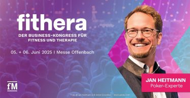 Jan Heitmann, Deutschlands bekanntester Poker-Experte und Speaker auf der fithera 2025, lächelt freundlich in die Kamera. Er trägt ein elegantes Sakko und steht vor einem neutralen Hintergrund. Auf der fithera in Offenbach wird er zeigen, wie Pokerstrategien Unternehmen bei klugen Entscheidungen helfen können.