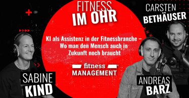Podcast-Grafik mit Carsten Bethäuser, Sabine Kind und Andreas Barz an Mikrofonen vor einem schwarzen Hintergrund. In der Mitte ein roter Kreis mit dem Titel der Podcastfolge und 'Fitness im Ohr' in weißer Schrift.