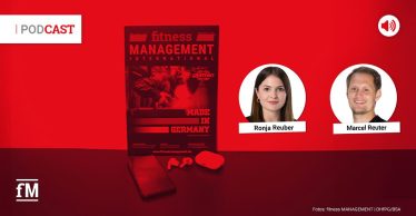 Rotes Podcast-Motiv mit dem Magazin 'fitness MANAGEMENT' im Hintergrund, Smartphone, Kopfhörern und Case. Rechts sind die Porträts von Ronja Reuber und Marcel Reuter mit Namen zu sehen. Oben steht 'PODCAST'.