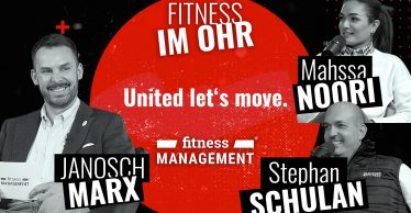 Schwarz-rotes Podcast-Thumbnail mit drei Personen (Host Janosch Marx links, Mahssa Noori (FitX) und Stephan Schulan (all inclusive Fitness) als Gäste rechts). Darüber der Name des Podcasts 'Fitness im Ohr' und ein Hinweis zu dem Thema: 'United lets Move'. Darunter das Logo von fitness MANAGEMENT.
