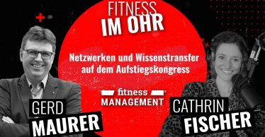 Schwarz-rotes Podcast-Thumbnail mit zwei moderierenden Personen (Gerd Maurer links und Cathrin Fischer rechts). Darüber der Name des Podcasts 'Fitness im Ohr' und ein Hinweis zu dem Thema: 'Netzwerken und Wissenstransfer auf dem Aufstiegskongress'. Darunter das Logo von fitness MANAGEMENT.