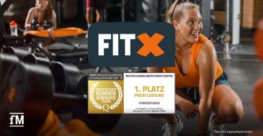 Trainierende Frau im FitX-Studio neben dem FitX-Logo und dem Siegel „Deutscher Kunden-Award 2026: erster Platz Preis-Leistung“.