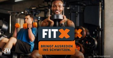 Zwei Personen trainieren in einem Fitnessstudio mit Hanteln, im Vordergrund das FitX-Logo und der Schriftzug 'Bringt Ausreden ins Schwitzen'.