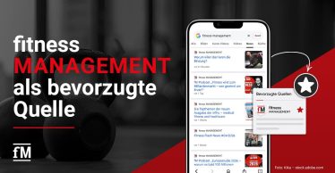 Grafik mit dem Schriftzug „fitness MANAGEMENT als bevorzugte Quelle“ vor dunklem Fitnessstudio-Hintergrund. Rechts ist ein Smartphone mit Google-News-Ergebnissen von fitness MANAGEMENT zu sehen sowie ein Symbol für „Bevorzugte Quellen“.