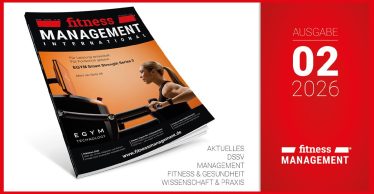 Schräg dargestelltes Magazincover „fitness MANAGEMENT international“ auf weißem Hintergrund links, rechts roter Bereich mit weißem Text „AUSGABE 02/2026“ und dem Magazinlogo; auf dem Cover ein Teil eines EGYM Kraftrudergeräts und im Profil eine junge Frau mit Pferdeschwanz und schwarzem Sporttop, die am Griff zieht; zusätzlich kleine Textblöcke mit Themen wie „DSSV“, „MANAGEMENT“, „FITNESS & GESUNDHEIT“, „WISSENSCHAFT & PRAXIS“.