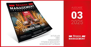 Titelbild der Zeitschrift 'fitness MANAGEMENT international'. Ein muskulöser Mann mit Krone sitzt vor gelben Fitnessgeräten. Der Slogan lautet 'Stronger than time!'. Rechts steht: 'Ausgabe 03/2025'.