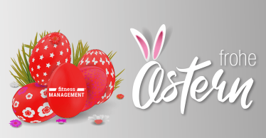 Vier rote Ostereier, eines davon mit dem weißen Schriftzug 'Fitness Management' und grün angedeutetes Ostergras auf der linken Bildhälfte, rechts steht der weiße Schriftzug 'frohe Ostern', wobei der Buchstabe 'O' mit weiß-rosafarbenen Hasenohren verziert ist.