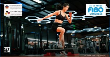 Eine sportlich aktive Frau absolviert ein intensives Step-Workout in einem modernen Fitnessstudio. Das Motiv steht für leistungsorientiertes Training, funktionelle Belastungssteuerung und präventive Gesundheitsförderung