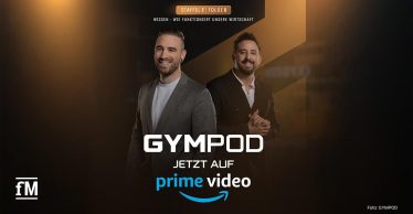 Zwei Männer stehen vor dunklem Hintergrund mit grafischen Elementen, links Tim Horst, rechts Aleksander Ostojic, beide im Studiosetting mit dem Schriftzug 'GYMPOD – Jetzt auf Prime Video'.
