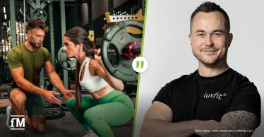 Zweiteiliges Bild: Links begleitet ein Trainer eine Frau beim Kniebeugen-Training mit Langhantel in einem modernen Fitnessstudio. Rechts ist Marvin Theobald im Porträt mit verschränkten Armen abgebildet, er lächelt vor neutralem Hintergrund.