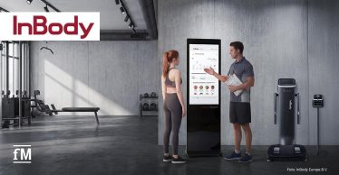 Trainer erklärt einer Sportlerin Analyseergebnisse an einer InBody TOUCH