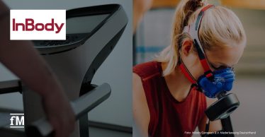 InBody-Analysegerät neben einer Sportlerin mit Atemmaske zur Stoffwechselanalyse, links das InBody-Logo.