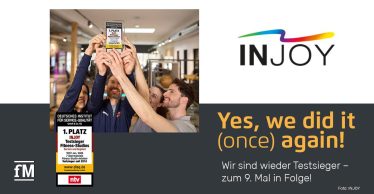 Mehrere Trainerinnen und Trainer von INJOY stehen in einem Fitnessstudio und halten gemeinsam die Auszeichnung des Deutschen Instituts für Service-Qualität (DISQ) in die Höhe.