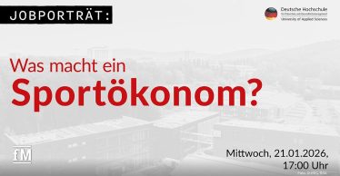 Grafik mit der Überschrift „Jobporträt: Was macht ein Sportökonom?“ Auf der rechten Seite ist das Logo der Deutschen Hochschule für Prävention und Gesundheitsmanagement (DHfPG) zu sehen. Im Hintergrund erkennt man eine leicht verblasste Luftaufnahme des DHfPG-Campus.