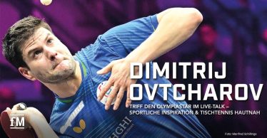Tischtennisspieler (Dimitrij Ovtcharov) in blauer Kleidung schlägt Vorhand