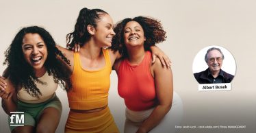Drei sportlich gekleidete Frauen, die eng beieinander stehen, sich umarmen und lachen. Rechts das Autorenbild von Albert Busek, einem Herren mit grauen Haaren und Brille.