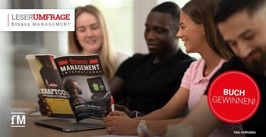 Drei junge Menschen lesen die fitness MANAGEMENT international. Sie sitzen an einem Tisch, links eine blonde Frau mit langen Haaren, in der Mitte ein junger Mann mit schwarzen Haaren in schwarzem T-Shirt, rechts eine braunhaarige Frau mit rosa Polohemd. Ganz rechts ist das Gesicht eines jungen Mannes mit Bart zu sehen.