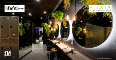 Moderner Umkleide- und Stylingbereich mit runden Spiegeln, Hängepflanzen und Schließfächern in einem Fitness First BLACK (Berlin Steglitz) der LifeFit Group