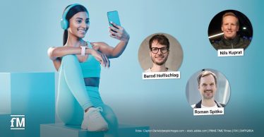 Links sitzt eine Frau in hellblauer Sportbekleidung mit Smartphone und Kopfhörern auf einem Podest. Rechts sind drei runde Porträtfotos von Bernd Hoffschlag, Nils Kuprat und Roman Spitko angeordnet. Links unten befindet sich das fM-Logo.