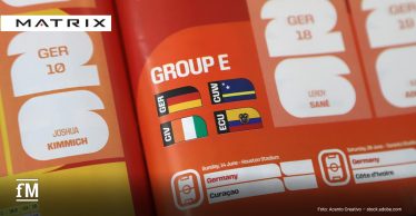 Links oben ein weißes Rechteck mit dem Logo von MATRIX, links unten das Logo der fM. In der Mitte einer roten Heftseite steht GROUP E mit Flaggen und Kürzeln GER, CUW, CIV und ECU. Unten sind Sunday, 14/June - Houston Stadium, Germany, Curaçao, Saturday, 20 June - Toronto Stadium, Germany, Côte d'Ivoire und die Bildquelle lesbar.