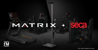 Mehrere Matrix-Trainingsgeräte und eine seca-Messstation vor schwarzem Hintergrund, Schriftzug „Matrix + seca“ im Bild.