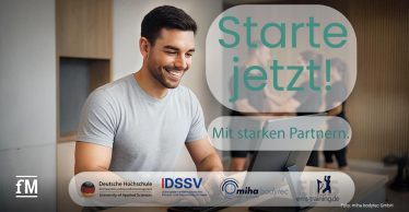Ein junger Mann sitzt lächelnd vor einem Laptop. Im Hintergrund sind unscharf stehende Personen in EMS-Westen erkennbar. Auf dem Bild steht der Schriftzug „Starte jetzt! Mit starken Partnern.“ sowie Logos von DHfPG, DSSV, miha bodytec und ems-training.de.
